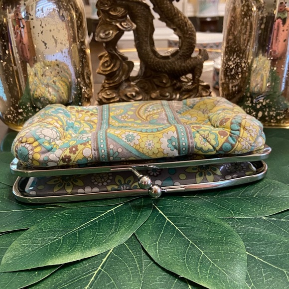 SOLD📍FREE with Purse/Bag Purchase📍Vera Bradley Kiss and Make-up Cosmetics Bag - Picture 9 of 11